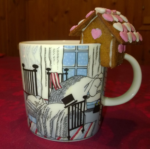 Pieni piparitalo mukin reunalle