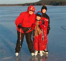 Talsan v�ki luistelemassa Lepp�veden j��ll�