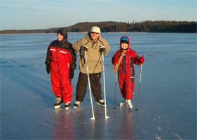 Talsan v�ki luistelemassa Lepp�veden j��ll�