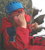 Talsan v�ki luistelemassa Lepp�veden j��ll�