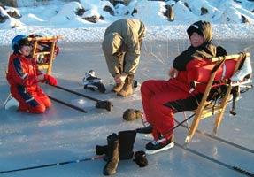 Talsan v�ki luistelemassa Lepp�veden j��ll�