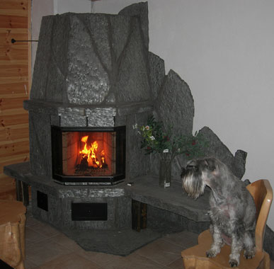 Liuskekivellä päällystetty varaava takka, uunimuurari Petteri Stubb