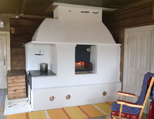 Vanhan leivinuunin ja puuhellan kunnostus