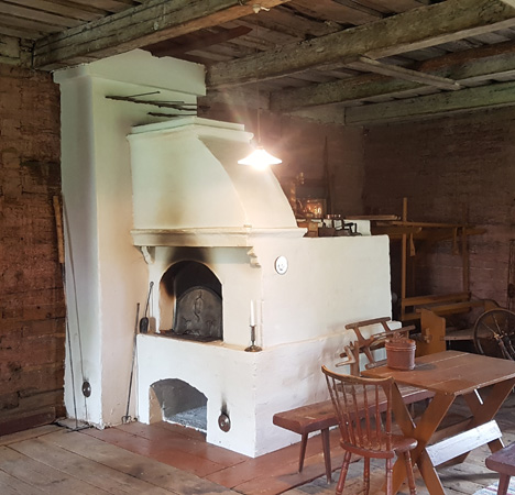 Vanhan mallin mukaan muurattu leivinuuni