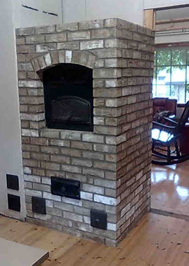 iso tuvan leivinuuni, jossa on kaksi valotakkaa