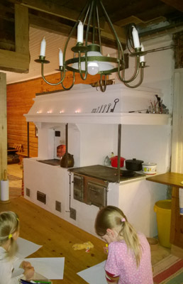 Muurattu leivinuuni ja puuhella 