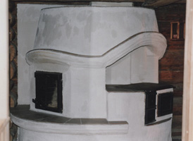 Kesämökin puuhella-leivinuuniyhdistelmä