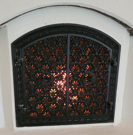 Pitsikoristeinen uuninluukku